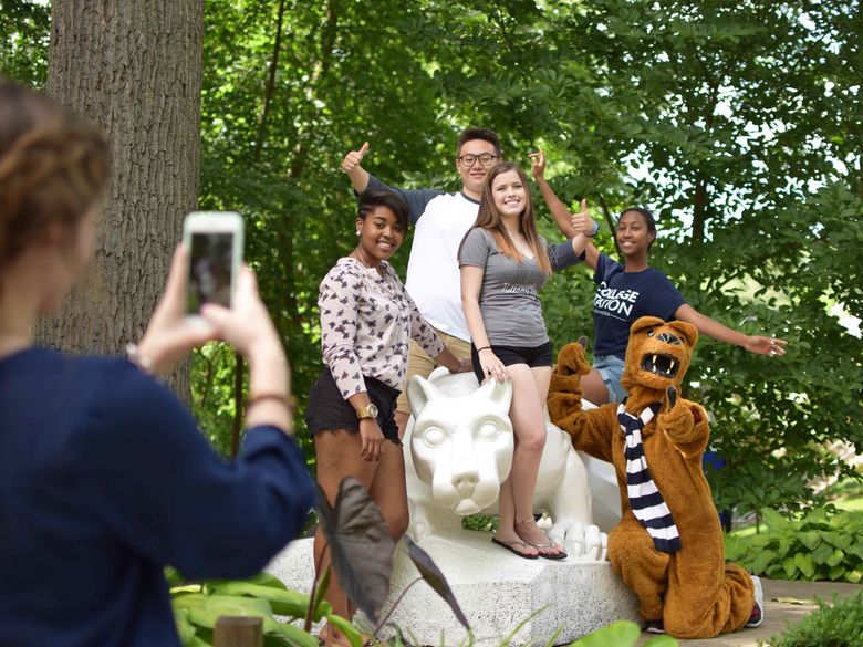 Students pose for a photo by the Lion Shrine at 十大足彩平台 (near Philadelphia)