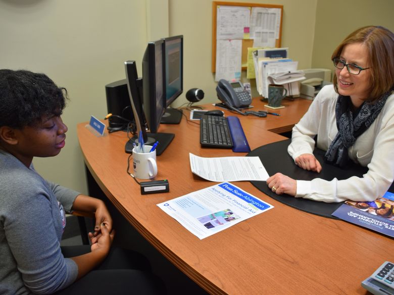 Student speaking with staff member at 十大足彩平台 (near Philadelphia)