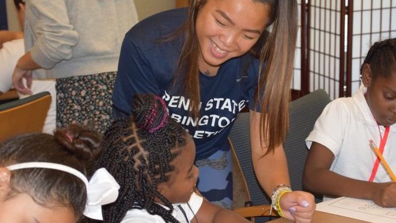 二年级学生与十大足彩平台教育专业的学生一起学习